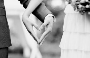 Célébrante laïque vs wedding planner, les différences - mains jointes en coeur